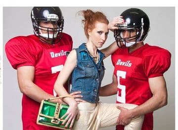 Editorial de moda com Bárbara Salgueiro entre dois jogadores de futebol americano.