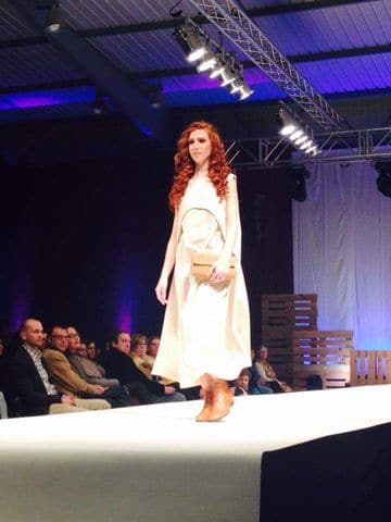 Bárbara Salgueiro num desfile, em vestido branco comprido.