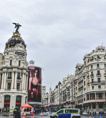 Edifício Metrópolis e a Gran Vía, em Madrid.