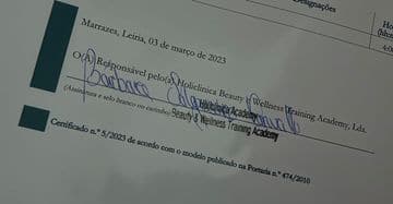 Certificado de formação assinado por Bárbara Salgueiro, como responsável pela Holiclínica Beauty & Wellness Training Academy.