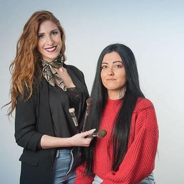 Bárbara Salgueiro a maquilhar uma modelo de camisola vermelha.