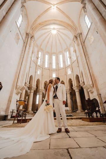 Bárbara Salgueiro e o marido no altar, no dia do casamento.