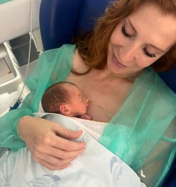 Bárbara Salgueiro com o filho recém-nascido ao colo, no hospital.