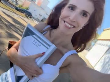 Bárbara Salgueiro sorri com o documento do projecto de marca ao peito.