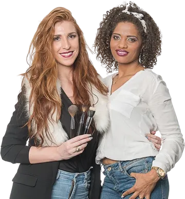 Bárbara Salgueiro com pincéis de maquilhagem, ao lado de uma modelo.