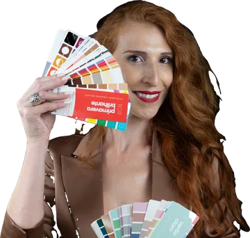 Bárbara Salgueiro sorri por trás de um leque de cartelas de coloração pessoal.