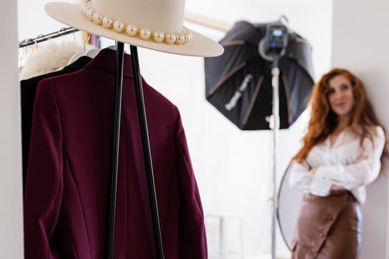 Arara de roupa preparada para edição de guarda-roupa.