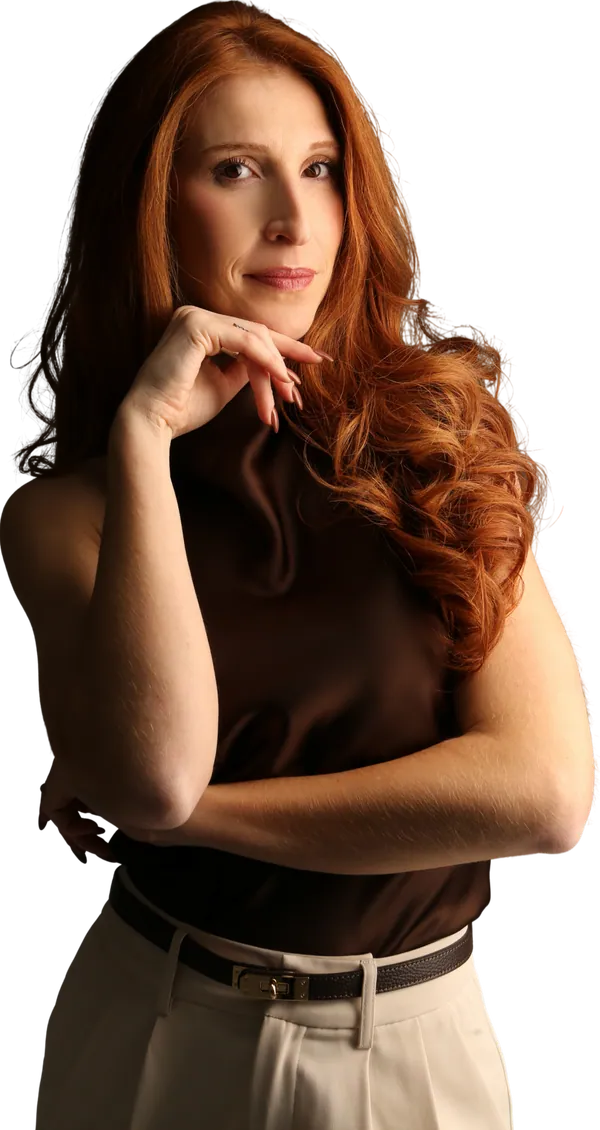 Bárbara Salgueiro, de braços cruzados, em top castanho e calças cruas.